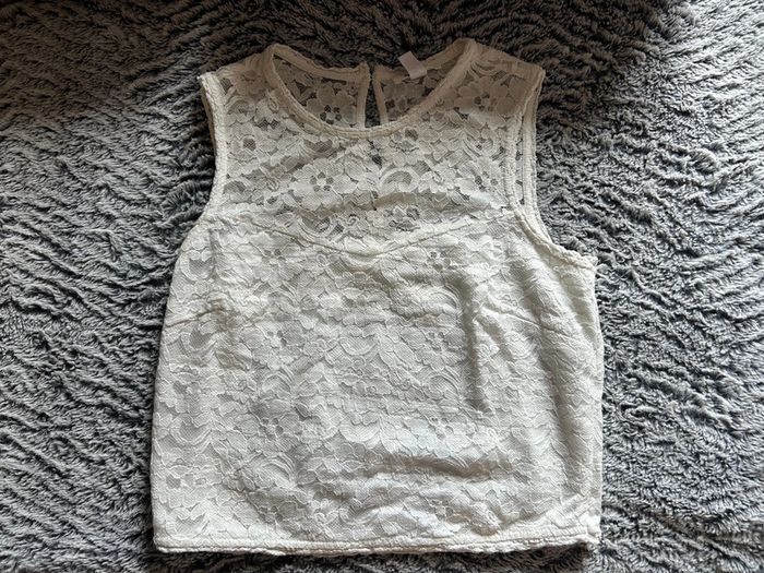 Top motif en dentelle