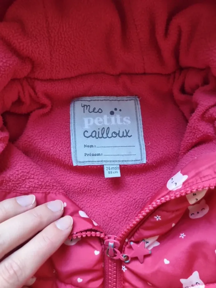 Manteau doudoune 24 mois mes petits cailloux rose petits chats très bon état sauf peinture - photo numéro 2
