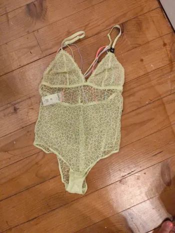 Body lingerie dentelle Undiz jaune fluo M neuf