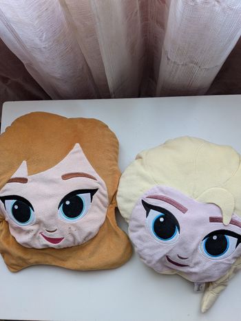 Lot de 2 coussins elsa et Ana reine des neiges 