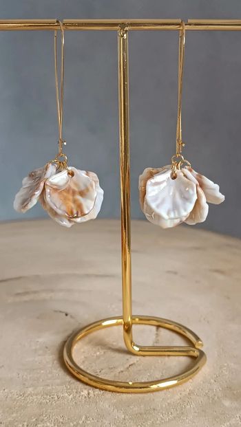 Superbe paire de créoles longues en acier inoxydable et pétales acryliques