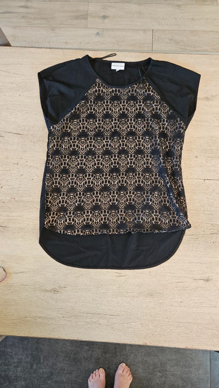 Blouse noire avec dentelle et couche beige, manches courtes, Trend One, 42 - photo numéro 2