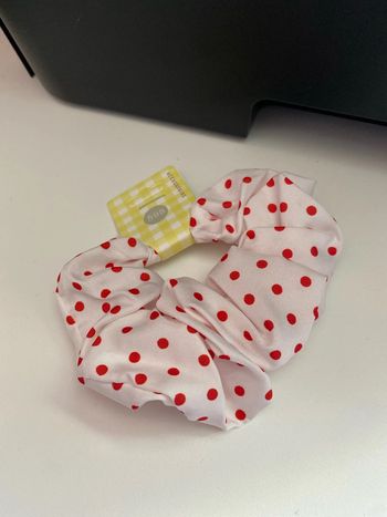 Chouchou blanc à pois rouge