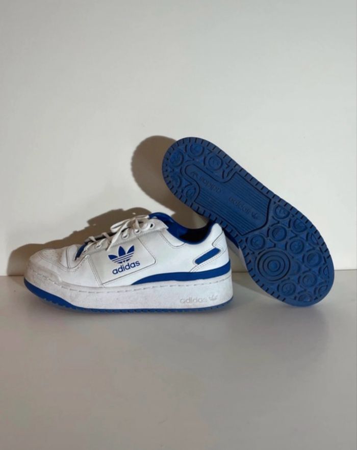 Chaussures Adidas Originals blanches et bleues 👟 - photo numéro 2