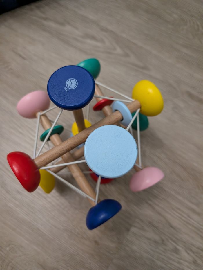 Balle en bois sensorielle