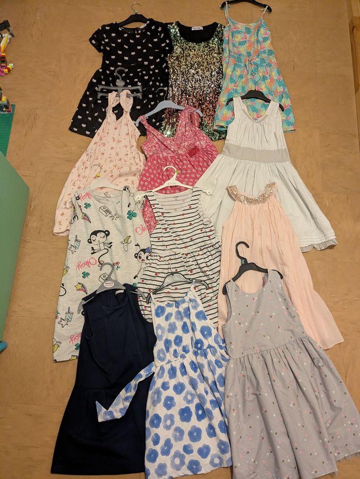 Lot 12 robes taille 8 ans