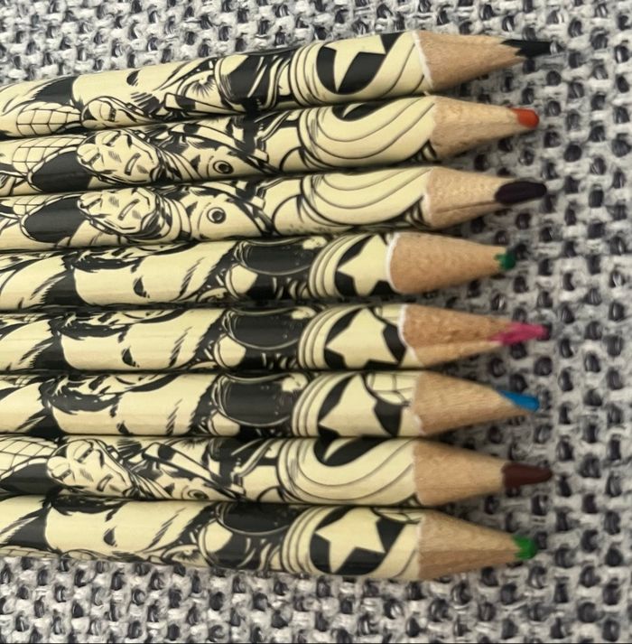 8 crayons de couleur Avengers - photo numéro 2