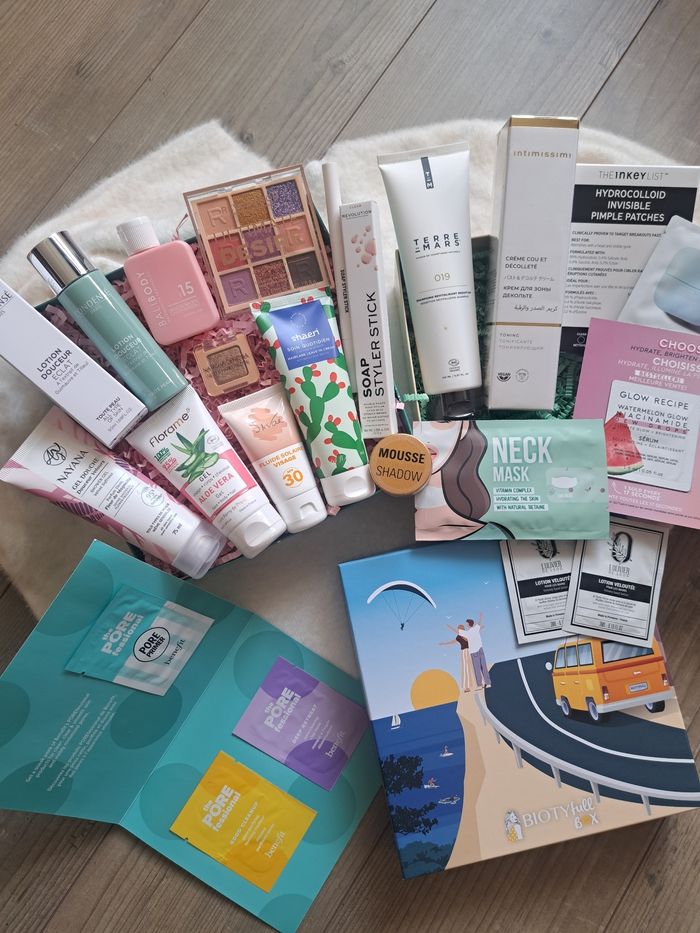 Lot box de produits dans un coffret 🎁
Maquillage soins visage et corps neufs. - photo numéro 2