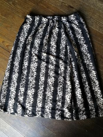 Jupe trapèze noire et fleurs beiges