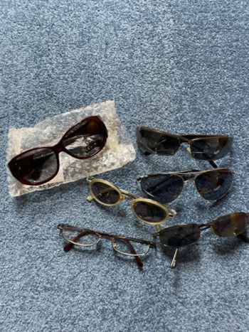 Lot de lunettes de soleil dans l’état ( dont une neuve)