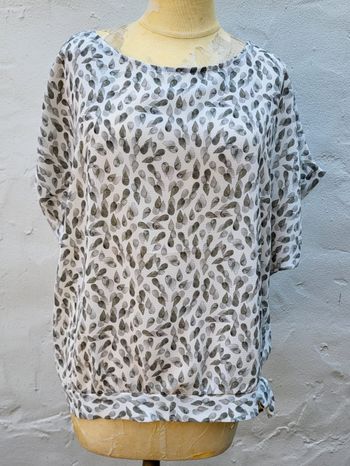 Blouse fluide nouée dans le bas