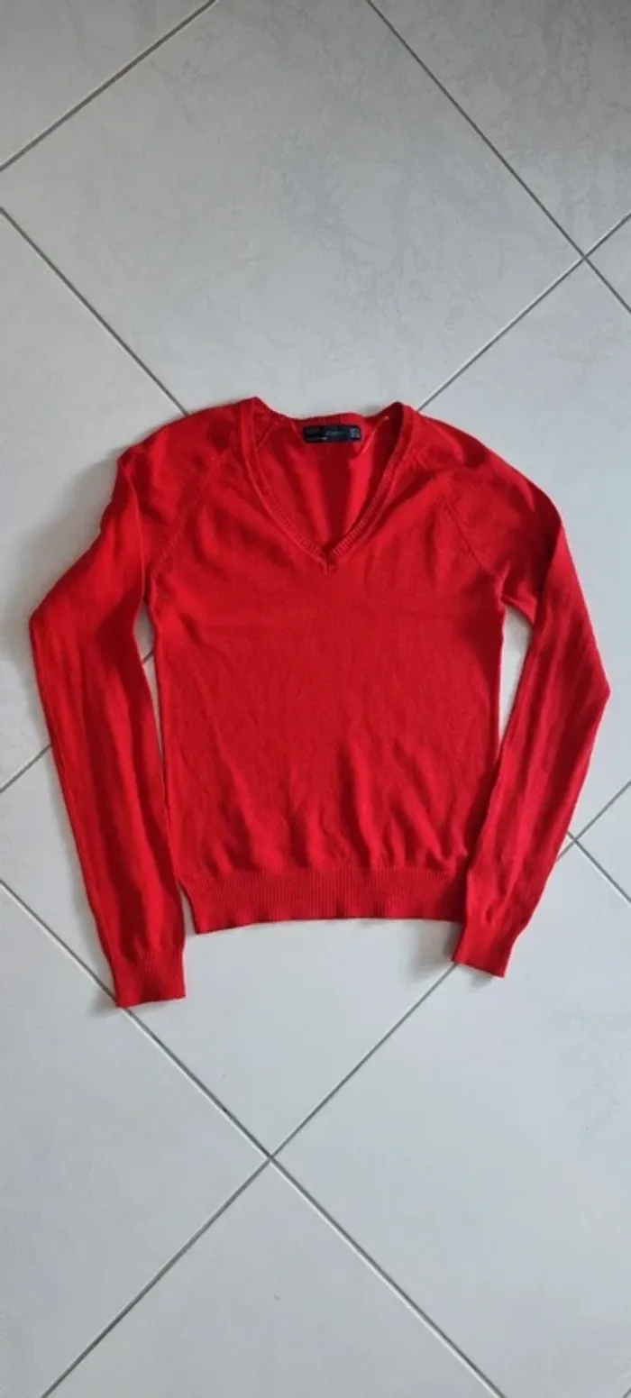 Pull Zara coll V Taille S rouge
