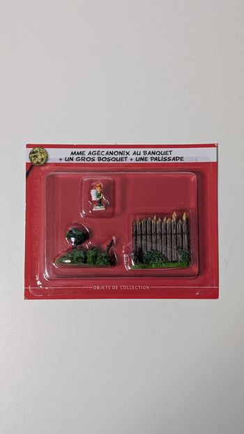 [Hachette] Village d'Astérix collection Mme Agécanonix au banquet + un gros bosquet + une palissade