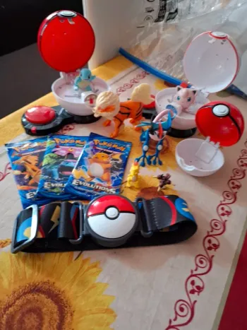Magnifique lot de pokeball toupie avec figurine ceinture cartes pokemon neuve non officiel