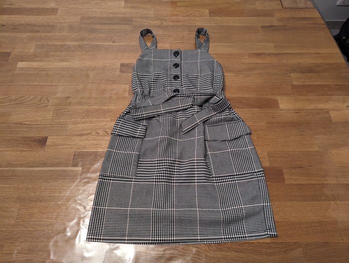 Robe fille 8-9 ans effet rétro très bon état , 134 cm
C&A