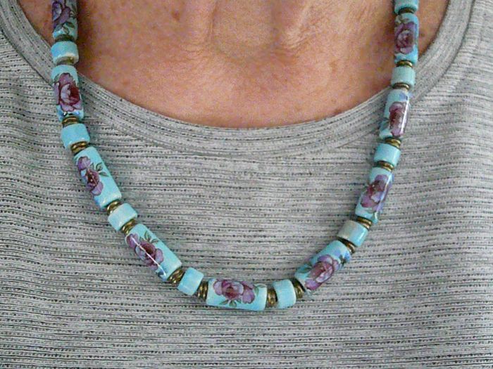 Collier en perles céramique bleu