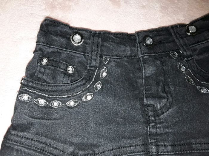 🎀 Jupe en jean noir avec strass en 4 ans 🎀 - photo numéro 2