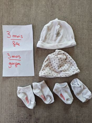 Lot 2 bonnets et 2 paires de chaussettes