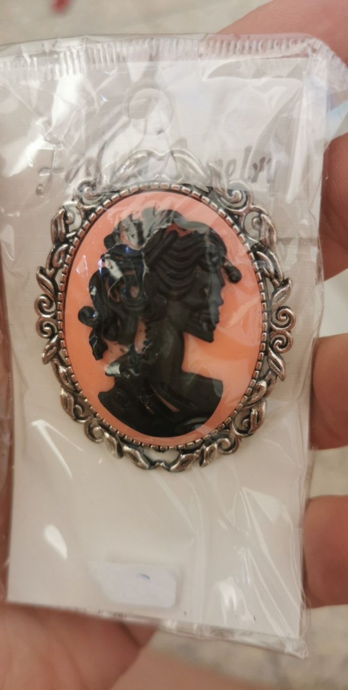 Broche cabochon squelette rose et noir