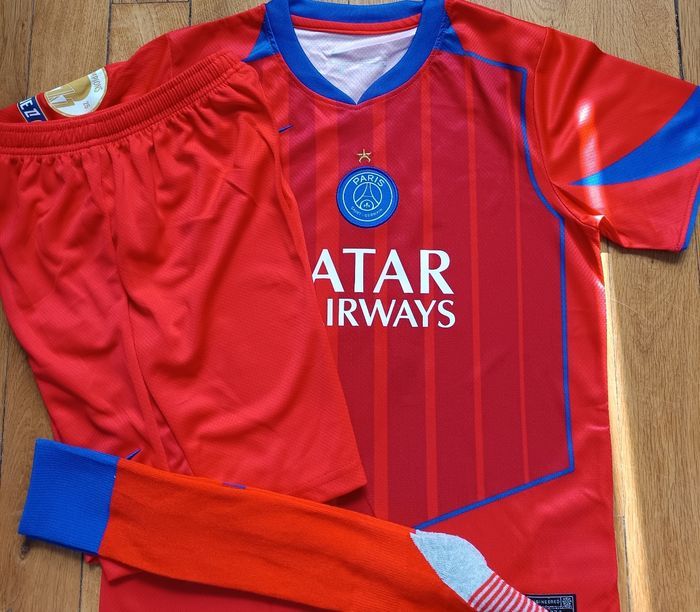 Splendide maillot taille 8 ans Dembélé PSG rouge 2026 étoile - photo numéro 2