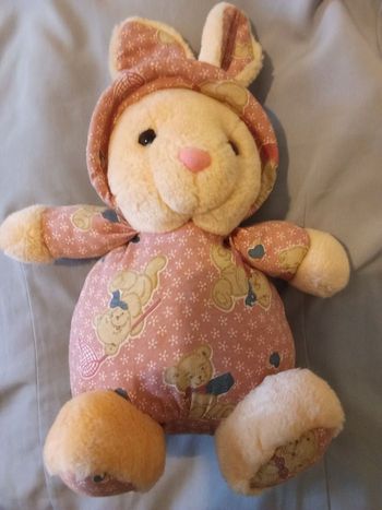 doudou peluche lapin Ajena rose beige crème tissu imprimé d'ours chapeau  posture debout d'occasion