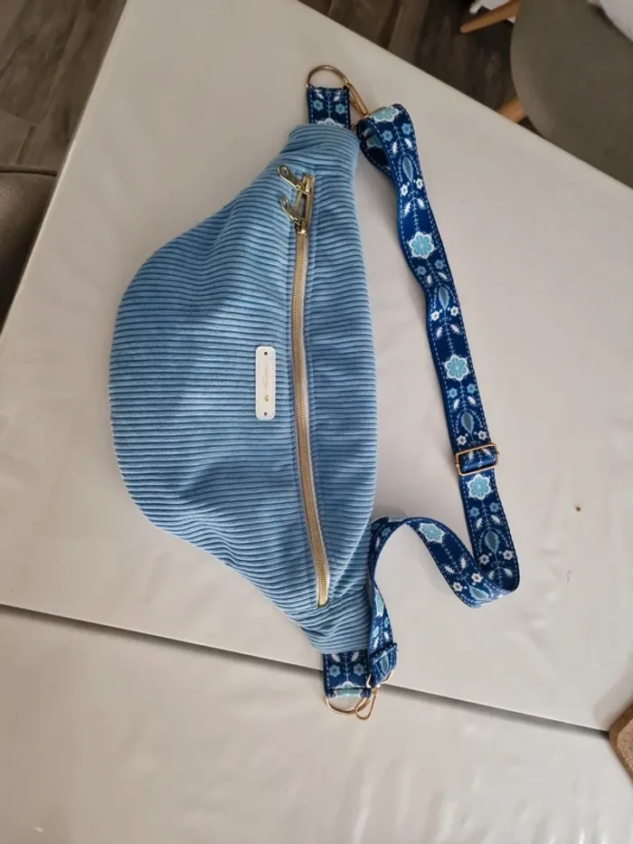 Banane bleu fais main grand format