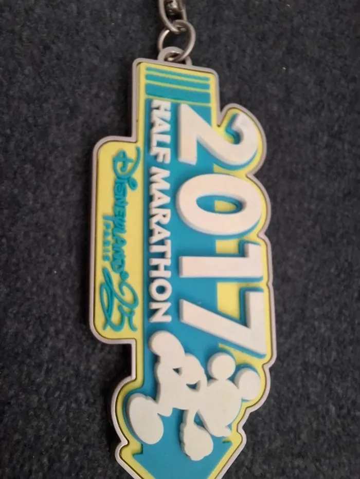 Porte clé clef disneyland Paris Mickey Mouse exclusivité 2017 magic run marathon - photo numéro 3