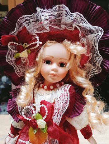 Poupée marquise vintage sur socle, collection