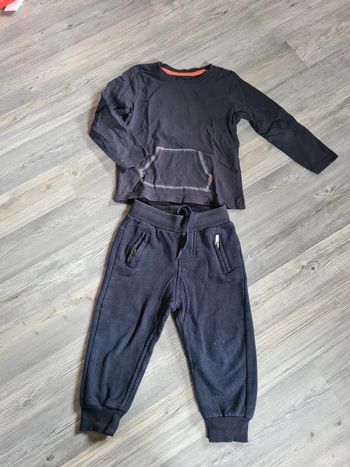 Ensemble jogging et Tee-shirt 3 ans