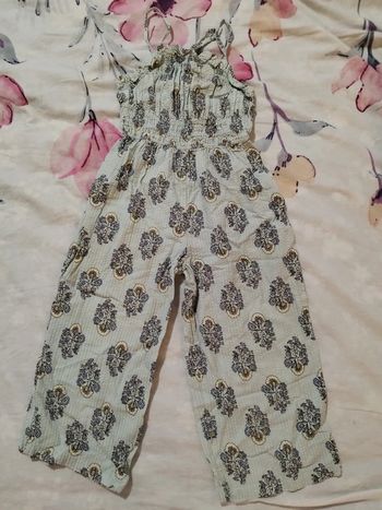 Superbe combi-pantalon légere, couleur bleu clair fleurie de chez Kiabi en taille 6 ans