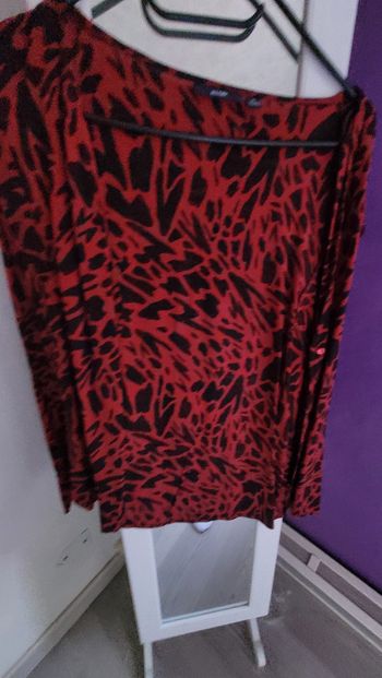 Chemisier noir et rouge