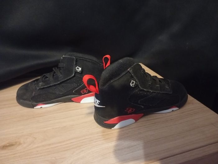 Basket Jordan taille 26 noir et rouge - photo numéro 3