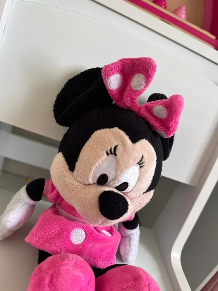 🧸 peluche Disney Minnie - rose et noir - très bon état - laver et désinfecter - photo numéro 2