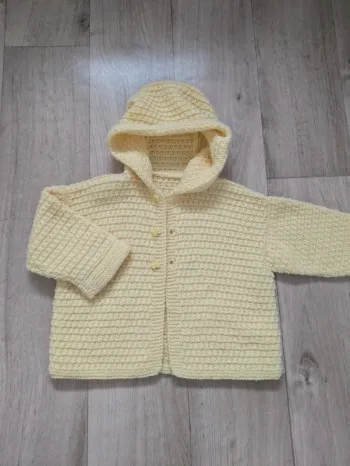 Gilet à capuche fait main laine jaune 3 ans