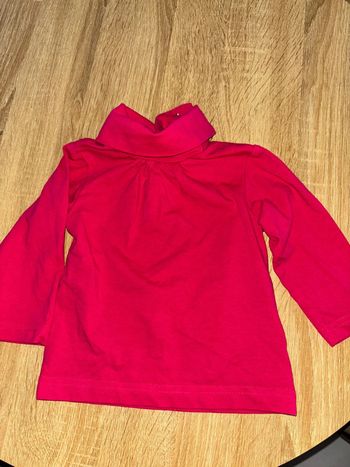 TEE shirt taille 6 mois col roulé en très bon état