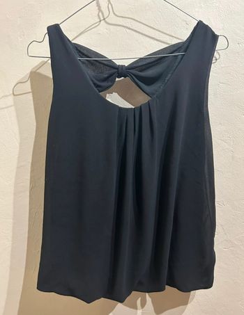 Top noir fluide chic – Dos nu nœud élégant – Taille S (36)