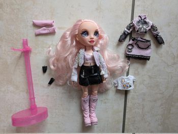 Poupée Rainbow high Bella Parker avec tenues et socle de Minnie Choi high Royal Three K-Pop