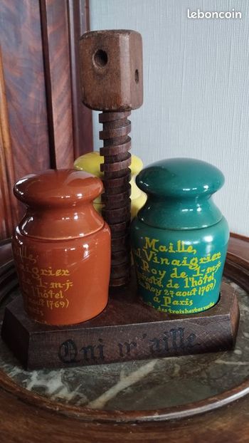 Présentoir pot moutarde de Maille