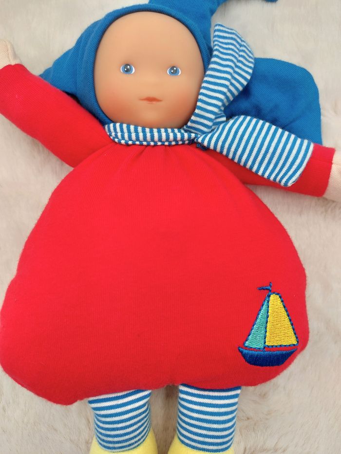 Doudou poupée poupon Corolle rouge bonnet bleu jaune brodé bateau rayures 24 cm - photo numéro 2