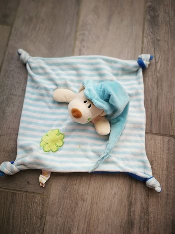 Doudou bleu chien avec un bonnet