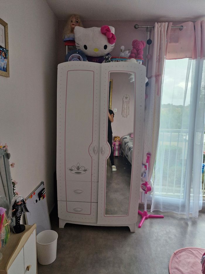 Armoire chambre fille et table de nuit