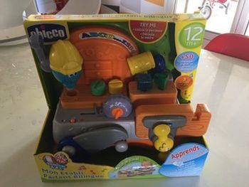 Établi parlant bilingue des 12mois