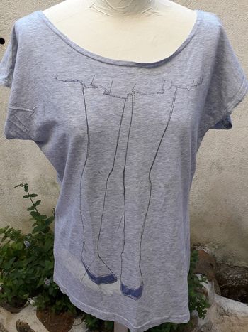 Tee-shirt coton gris, motif : jambes de femme