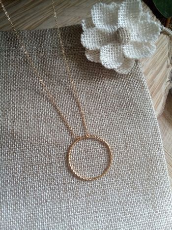 Collier cercle d'or et pierre de lune à facettes