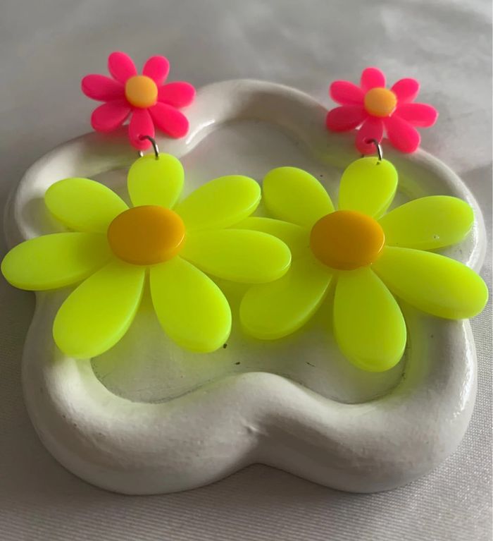Grandes boucles d’oreilles xxl fleur rose et jaune fluo - photo numéro 6