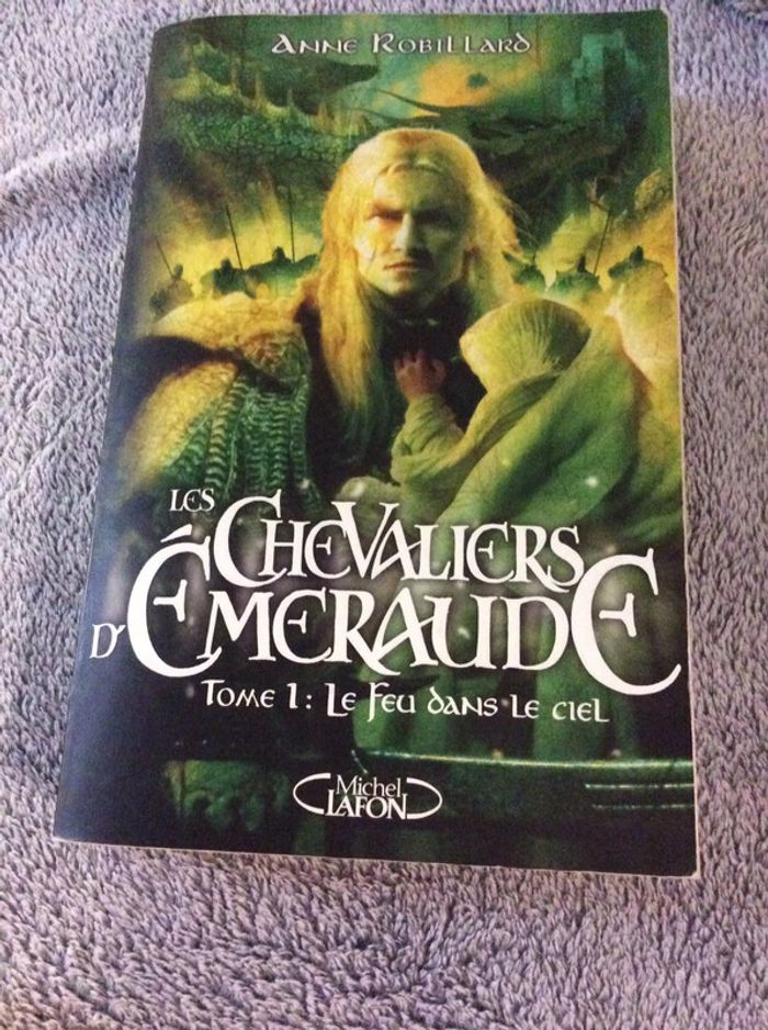 #Les chevaliers d’émeraude tome 1 Anne Robillard - photo numéro 2