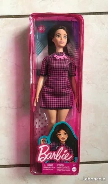 Poupée Barbie Fashionistas collier love neuve dans emballage