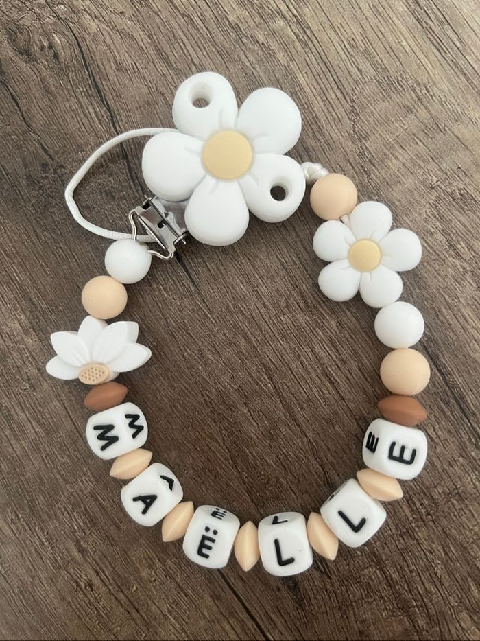 Attache tétine personnalisée Florale fleurs blanches