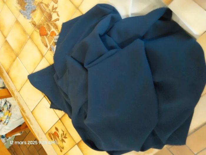 Coupon de 1.40 m x 1.40 m Tissu crêpe de polyester marine - Mondial Tissus - photo numéro 3