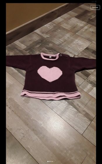 Pull violet dessin coeur rose